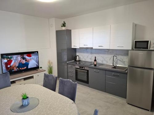 Køkken eller tekøkken på Apartments with parking space Vrsi, Zadar - 14211