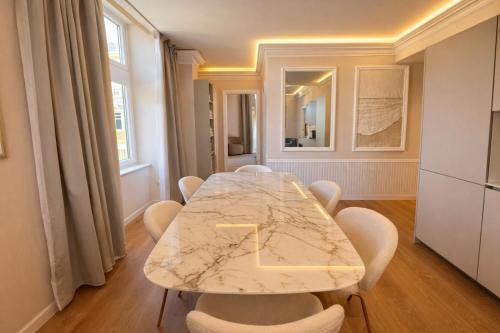 una sala conferenze con tavolo e sedie in marmo di Royal Suite Apartment a Trieste