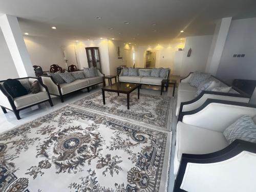 - un grand salon avec des canapés et un tapis dans l'établissement بيت الضباب, à Abha