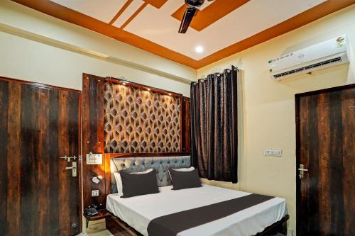 En eller flere senge i et værelse på FabHotel SR