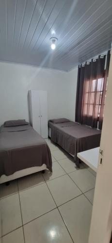 En eller flere senge i et værelse på Casa da Karin