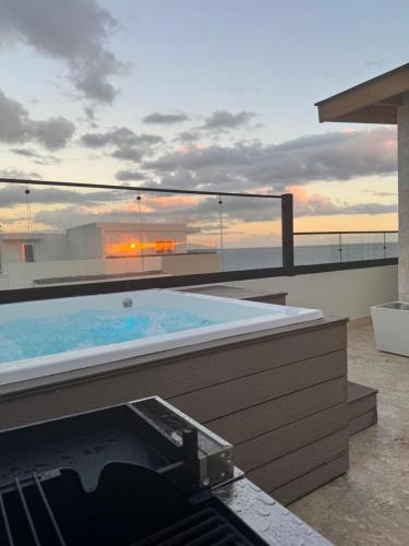 een hottub op het dak van een gebouw bij Boca Chica Luxury apartment in Boca Chica