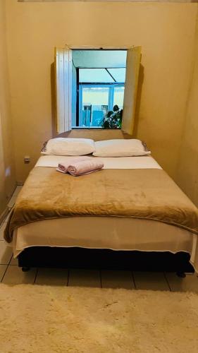 un letto in una stanza con una finestra di Casa63 a Lençóis