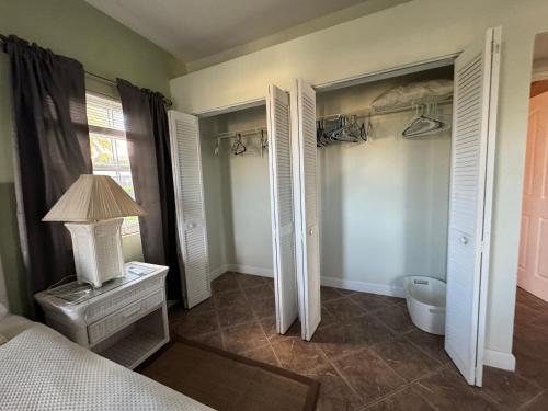 sypialnia z łóżkiem i toaletą w obiekcie The Palms apt 2 w mieście Cedar Grove