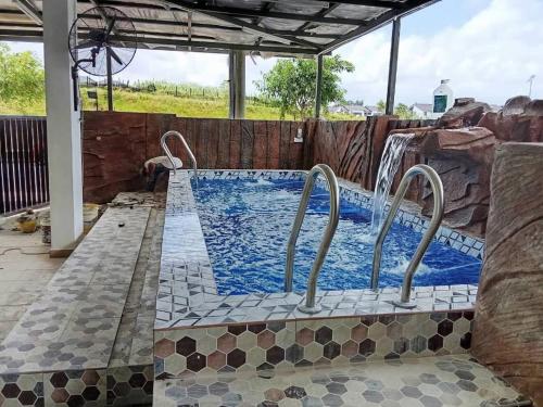 Bazén v ubytování Lylinz bandar layangkasa nebo v jeho okolí