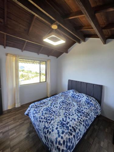 En eller flere senge i et værelse på Munay Tota Signature