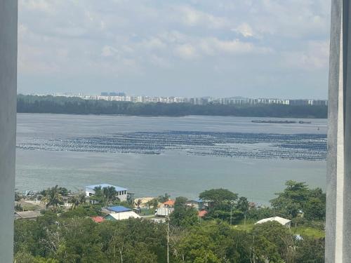 een uitzicht op een grote hoeveelheid water met gebouwen bij Lylinz sierra heights in Pasir Gudang