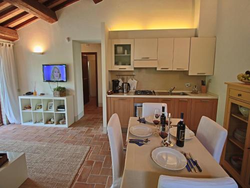een keuken en eetkamer met een tafel en stoelen bij Modern holiday home in Foligno - Loc with pool in Case Vecchie