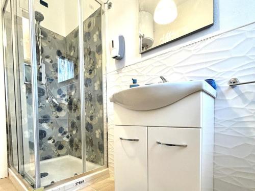 ein Badezimmer mit Waschbecken und Dusche in der Unterkunft Apartment in Sassari in Trinità dʼAgultu