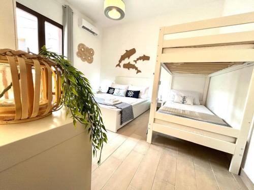 ein Schlafzimmer mit zwei Etagenbetten in der Unterkunft Apartment in Sassari in Trinità dʼAgultu