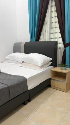Postel nebo postele na pokoji v ubytování AZ Melaka Homestay, Islamic Homestay