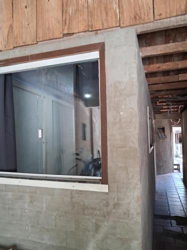 een raam aan de zijkant van een gebouw bij Kitinete Quarto para casal in Matinhos