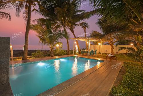 une image d'une piscine dans une villa dans l'établissement En-Ocean Luxurious Infinity Pool Villa Overlooking Sea And Beach Touch, à Alibaug