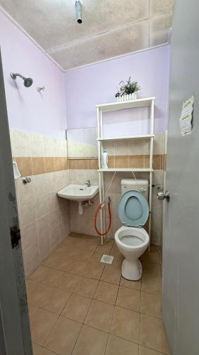 a bathroom with a toilet and a sink at Zuma Homestay in Sungai Buluh