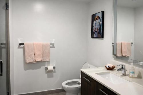 een witte badkamer met een toilet en een wastafel bij Stylish Studio in Bayside Brickell Miami in Miami