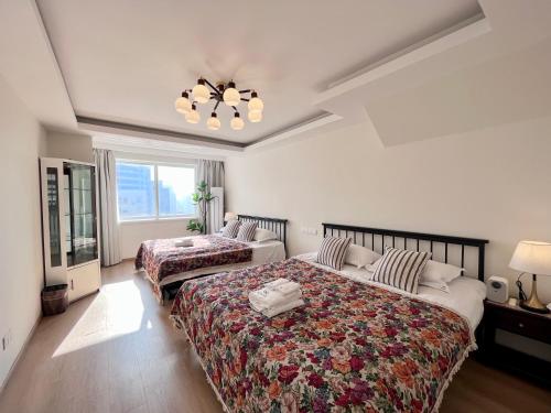 a bedroom with two beds and a window at 上海Zighouse人民广场店 People's Square Branch, Shanghai in Shanghai