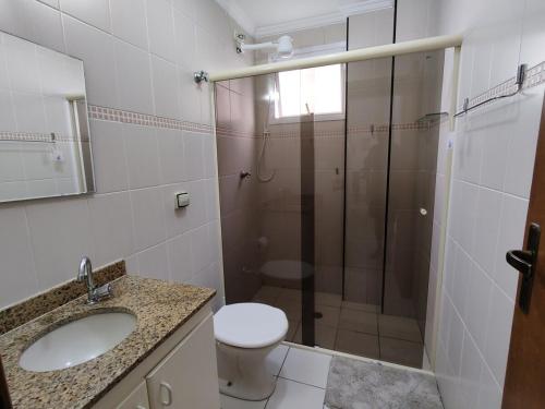 a bathroom with a shower and a toilet and a sink at Espaço da Paz e Serenidade in Praia Grande