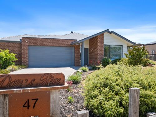 een bord voor een huis met een garage bij Dan's Rise in Mansfield