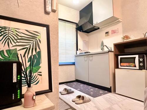 deux photos d'une cuisine avec des chaussures dans une pièce dans l'établissement Mori de house in kobe 1, à Kobe