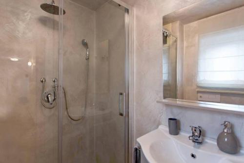 bagno con doccia e lavandino di Monovano in pieno centro a Palermo