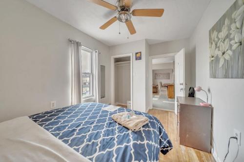 En eller flere senge i et værelse på Cozy Private Suite