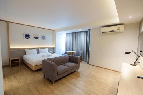 En eller flere senge i et værelse på Prom Hotel