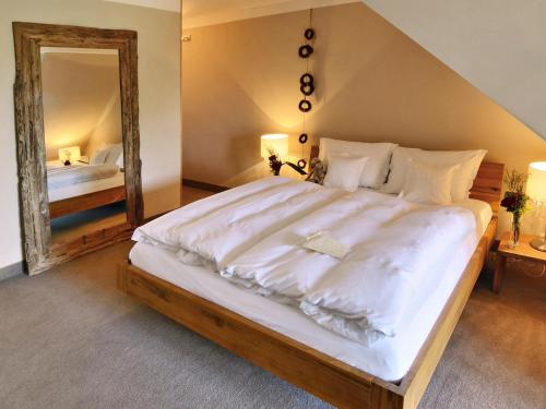 Una cama o camas en una habitación de Rosendomizil