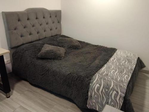 een slaapkamer met een groot bed met een hoofdeinde bij Hotel Atheron suite La Magia de Zipaquirá in Zipaquirá