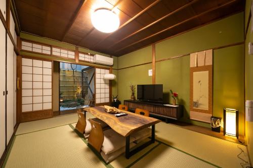 100平米で最大10名宿泊可能- Shinsaibashiまで徒歩5分の立地で美しい日本家屋です-BBQも楽しめます