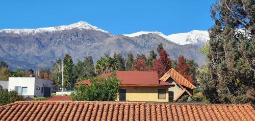 een huis op een dak met bergen op de achtergrond bij Detached house on the second floor in Santiago