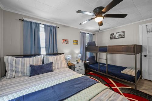 Postel nebo postele na pokoji v ubytování Pit Stop Paradise - Concord Racing Retreat