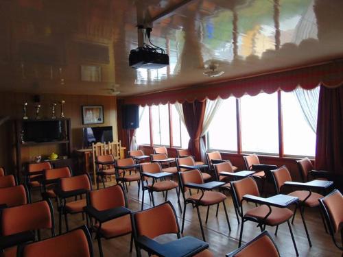 a room with a bunch of chairs and tables at Hotel Bahia in Quellón