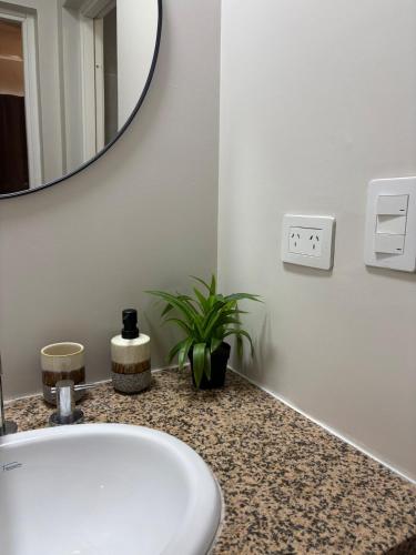 un bagno con un lavandino bianco e uno specchio di In the best area, modern and functional a Cipolletti