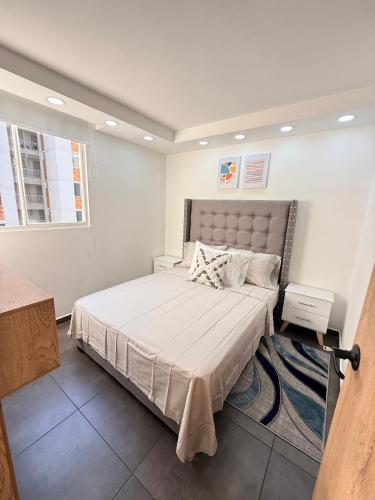 a bedroom with a large bed in a room at Apartamento Moderno en Villeta - Nido de San Miguel in Villeta