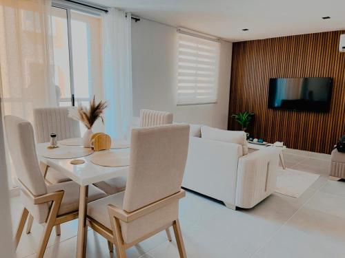 een woonkamer met een witte tafel en stoelen bij Exceptional apartment to rest in Cartagena