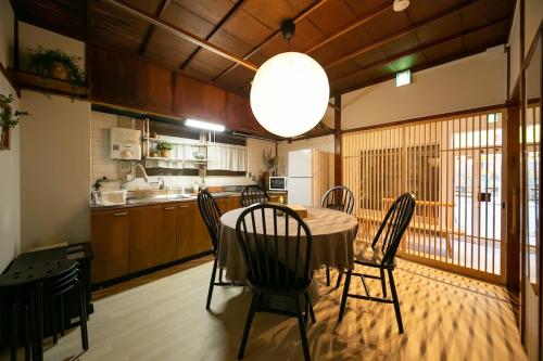 100平米で最大10名宿泊可能- Shinsaibashiまで徒歩5分の立地で美しい日本家屋です-BBQも楽しめます