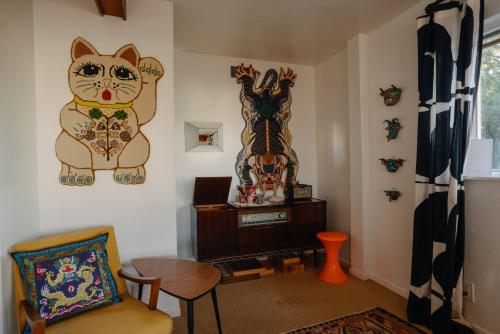 Billede fra billedgalleriet på Apartment w hot tub forest & ocean view i Woodside