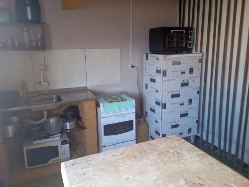 una cucina con delle scatole e un microonde sopra di Flats Beira mar casal a Penha