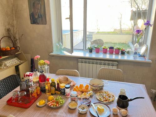 een tafel met veel eten erop bij Noah's sunlight villa hostel in Jerevan