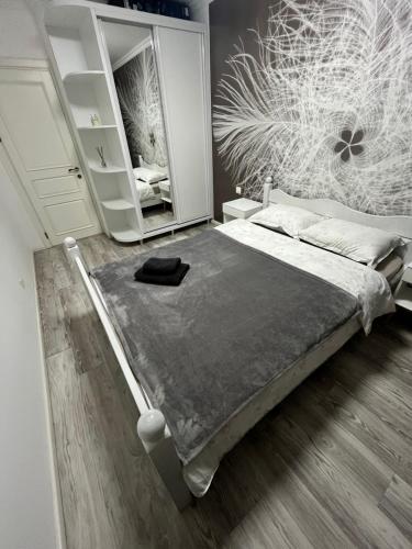 a bedroom with a bed and a large mirror at Spacious apartment with a beautiful view in Căuşeni