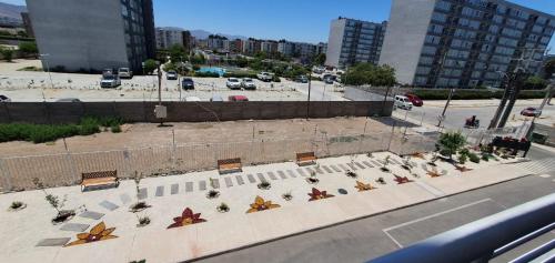 een uitzicht op een park met bankjes aan een stadsstraat bij II Cerca de la playa y del centro in La Serena