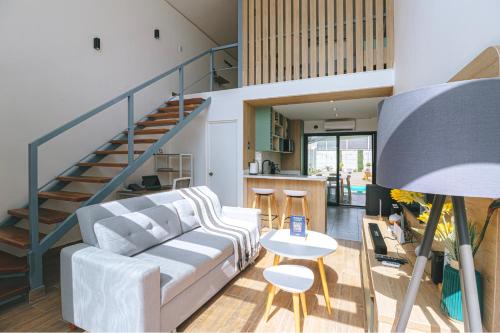 Et opholdsområde på Tiny House con Piscina Privada, AC and Starlink