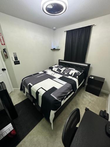 una camera da letto con un letto e un tavolo con sedie di Modern Theme Private Room a Suffolk