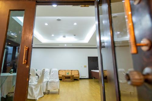 - Vistas a una habitación con sillas y techo en Royal Diamond Hotel, en Phetchaburi