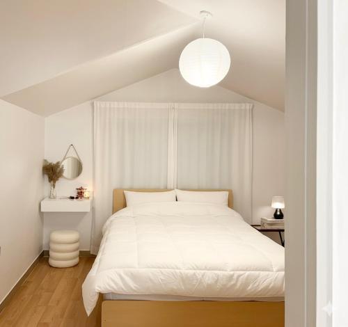 Postel nebo postele na pokoji v ubytování Stay DAON Hongdae Private 4 Bedroom House with 4 Queen Beds 10 mins to station