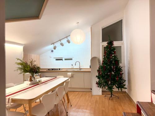 Kuchyň nebo kuchyňský kout v ubytování Stay DAON Hongdae Private 4 Bedroom House with 4 Queen Beds 10 mins to station