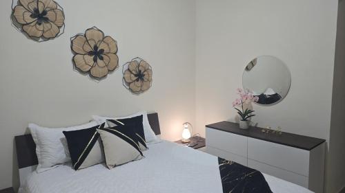 ein Schlafzimmer mit einem Bett mit Blumen an der Wand in der Unterkunft Beutiful New Villa In Punta Cana in Punta Cana