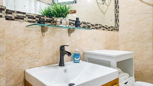 une salle de bains avec lavabo et toilettes dans l'établissement The Dorset on Ashby, à Chaguanas Village