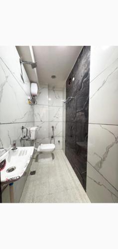 a bathroom with a white toilet and a sink at Hotel Sawai View in Sawāi Mādhopur