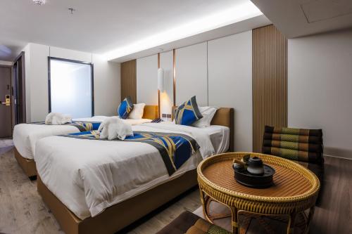 Giường trong phòng chung tại Maritztel Bangkok Hotel